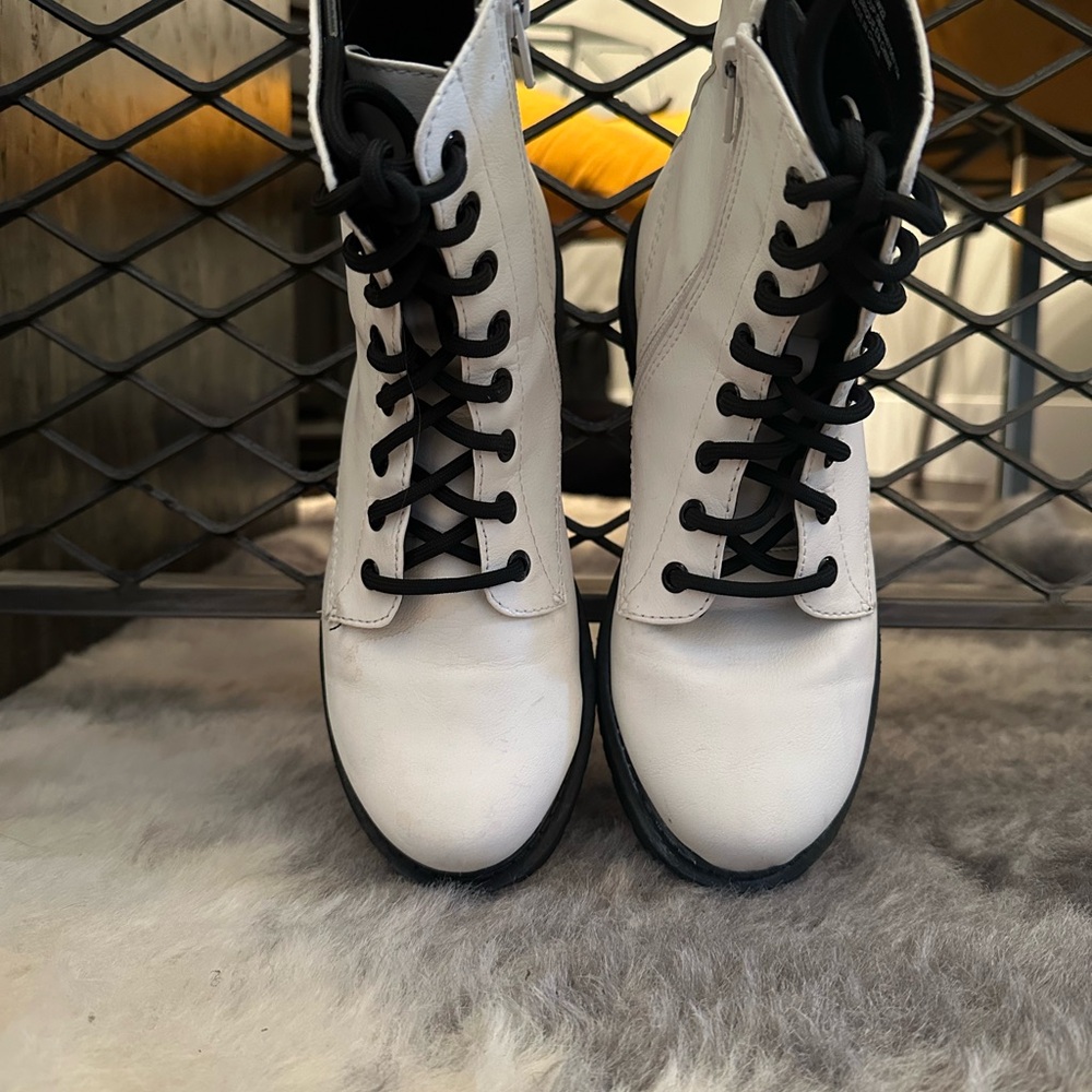 Time and Tru White Lace-Up/Zip Combat Boots - Size 7
